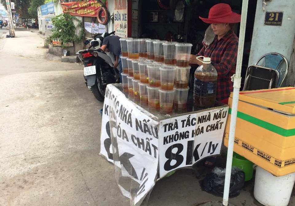 Nắng "rát mặt", trà tắc 8.000 đồng/ly nở rộ khắp Sài Gòn - 1 Các điểm bán trà tắc “nở rộ” khắp mọi nơi ở TPHCM. Trong ảnh, một điểm bán trà tắc trên đường Thoại Ngọc Hầu (quận Tân Phú)