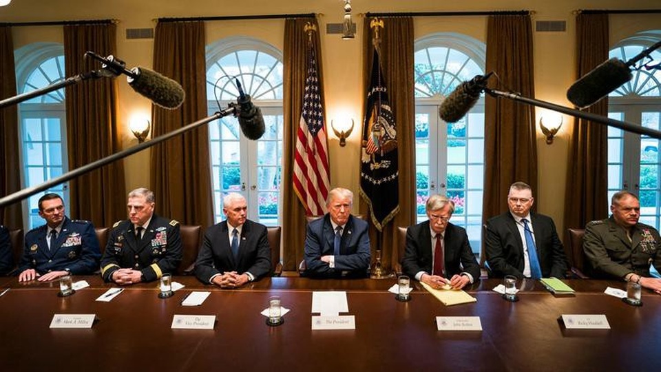 Tổng thống Trump để ngỏ phương án tấn công quân sự Syria - 1 Tổng thống Trump (giữa) phát biểu trước báo chí trước khi bắt đầu cuộc họp với các quan chức quân sự tại Nhà Trắng ngày 9/4 (Ảnh: EPA)
