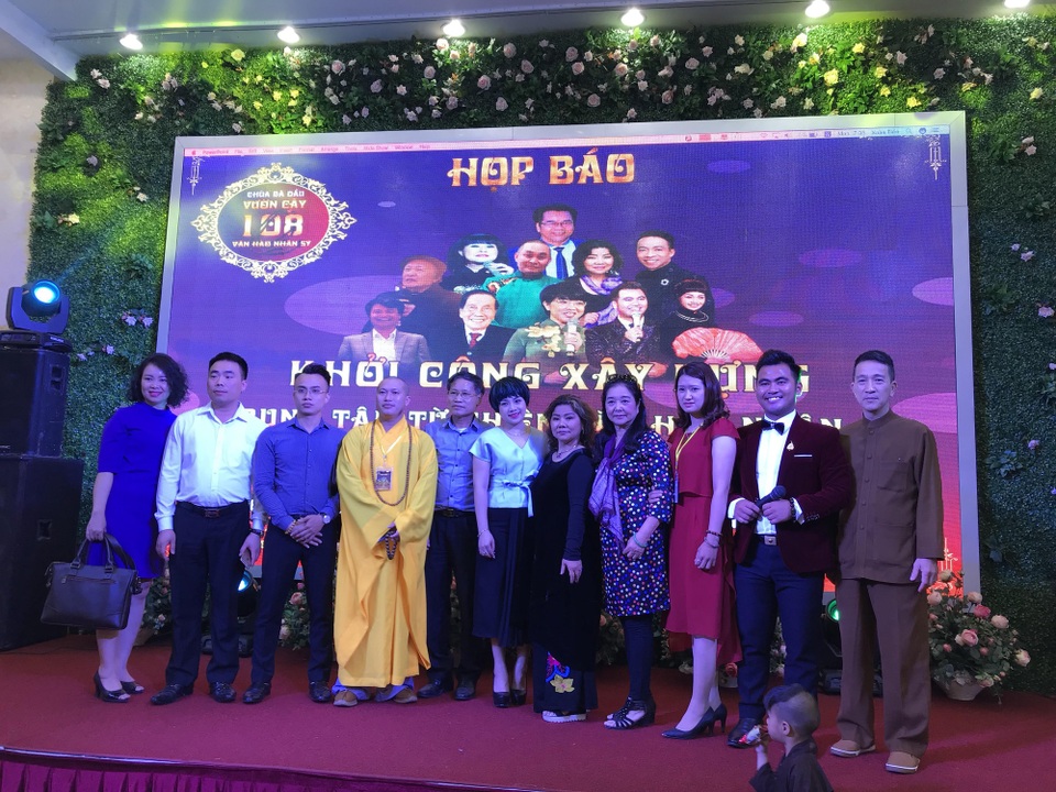 Miền Bắc sắp có chùa dành cho các nghệ sĩ lớn tuổi neo đơn - 2 Các nghệ sĩ cùng Đại đức Thích Nguyên Bình và các thành viên trong ban sáng lập tại buổi họp báo.