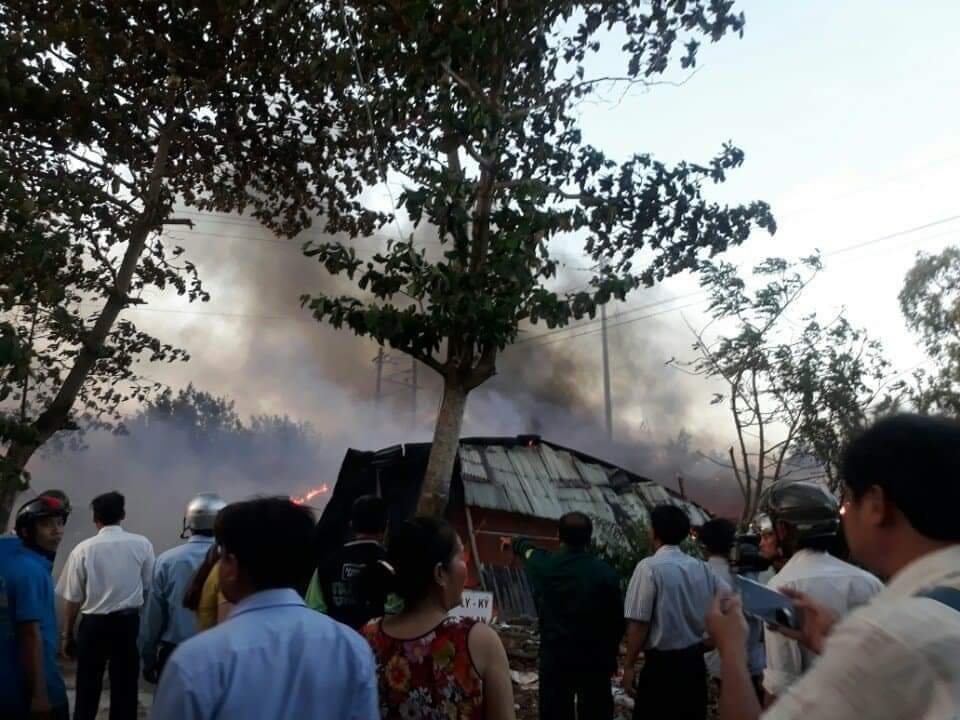 “Bà hỏa” thiêu rụi 8 nhà dân - 1 Hiện trường vụ hỏa hoạn thiêu rụi 08 nhà dân... (Ảnh Thể Trân)