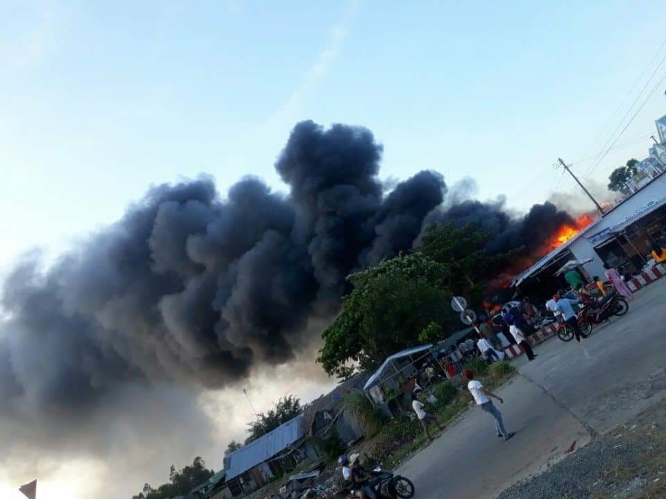 “Bà hỏa” thiêu rụi 8 nhà dân - 2 Cột khói đen bóc cao... (ảnh Thể Trân)