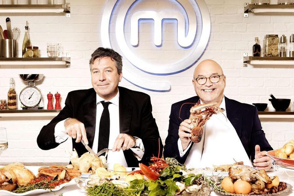 Thức ăn thừa trong “MasterChef” để đi đâu? - 1 Hai giám khảo - John Torode (trái) và Gregg Wallace (phải) - của cuộc thi “MasterChef” (Anh)