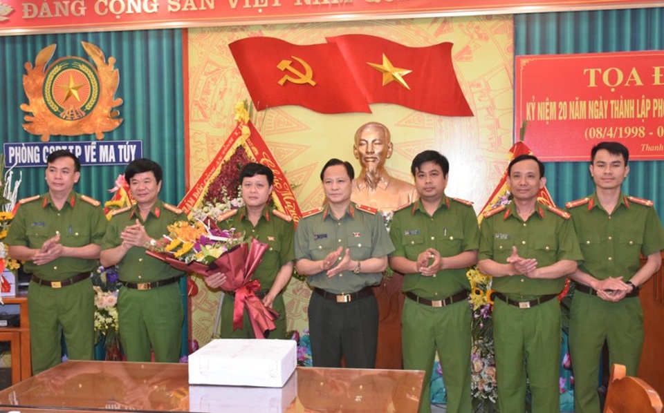 Thưởng “nóng” ban chuyên án triệt xóa vụ vận chuyển ma túy “khủng” - 2 Thiếu tướng Trịnh Xuyên cũng đã thưởng nóng cho ban chuyên án