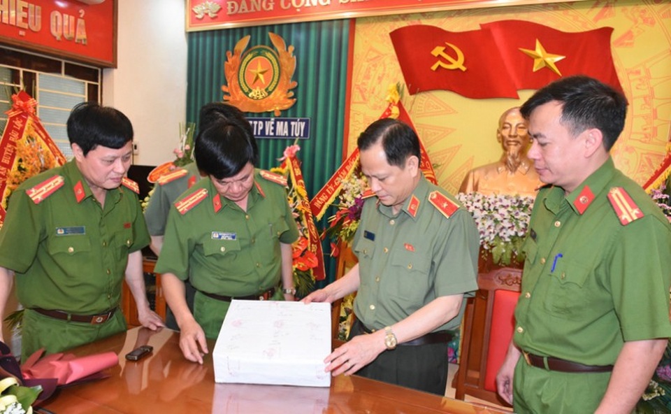 Thưởng “nóng” ban chuyên án triệt xóa vụ vận chuyển ma túy “khủng” - 1 Thiếu tướng Trịnh Xuyên, Giám đốc Công an tỉnh Thanh Hóa đã đến chúc mừng, biểu dương ban chuyên án của Phòng CSĐT tội phạm về ma túy