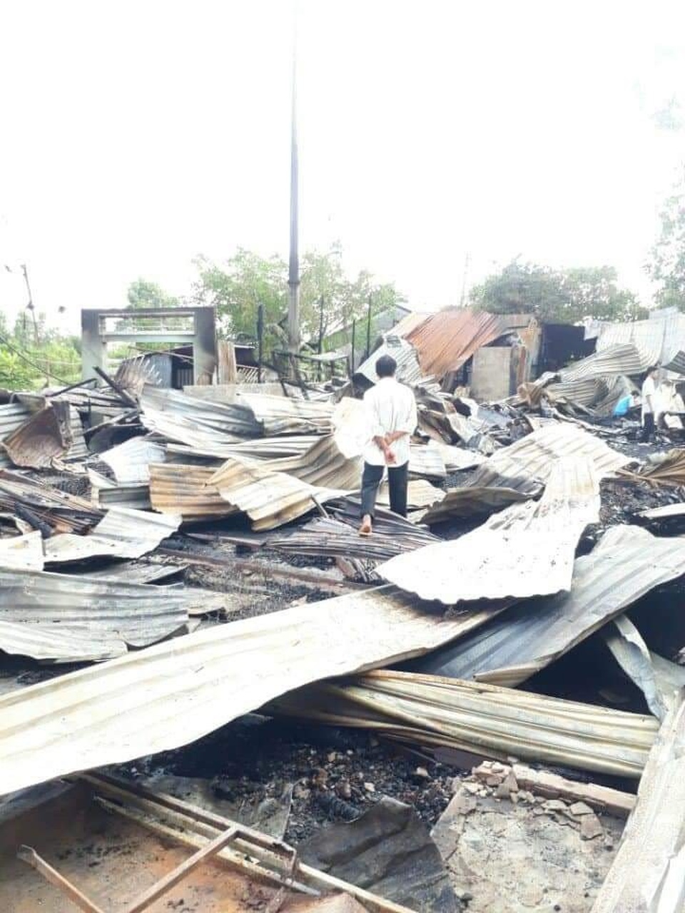 “Bà hỏa” thiêu rụi 8 nhà dân - 3
8 căn nhà bị cháy chỉ còn lại các tấm tôn... (ảnh Thể Trân)