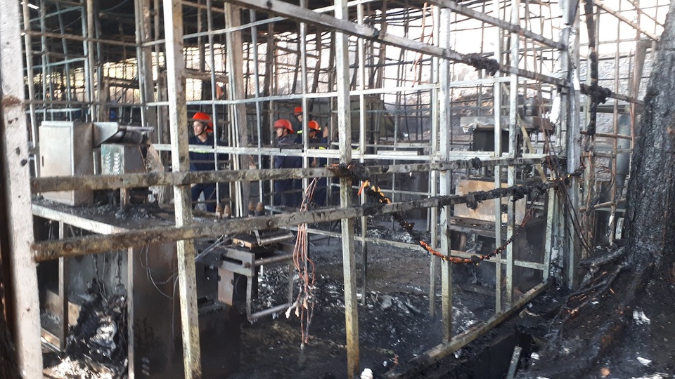 “Bà hoả” thiêu rụi khu nuôi cấy sâm ngọc linh - 3 Ngọn lửa đã thiêu rụi toàn bộ khu sản xuất sâm khoảng 2000m2 và nhiều thiết bị máy móc