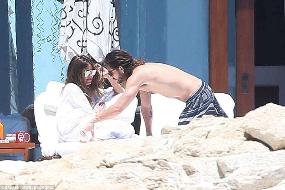 
Người đẹp 45 tuổi đang đi nghỉ ở đây cùng bồ trẻ 28 tuổi Tom Kaulitz
