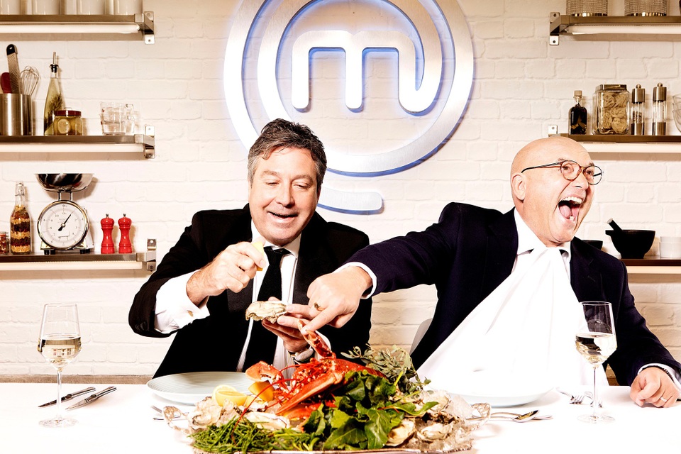 Thức ăn thừa trong “MasterChef” để đi đâu? - 2 Hai giám khảo - John Torode (trái) và Gregg Wallace (phải) - của cuộc thi “MasterChef” (Anh)