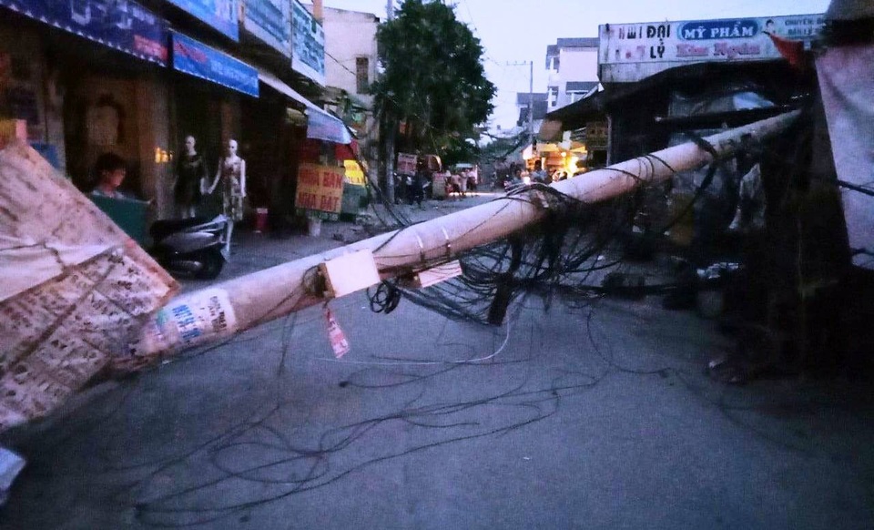 Trụ điện đổ, hàng trăm hộ dân mất điện suốt nhiều giờ trong đêm - 4 Hiện trường sự cố trụ điện trung thế ở phường Tăng Nhơn Phú B, quận 9 bị gãy.