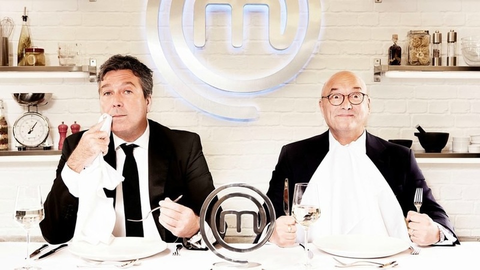 Thức ăn thừa trong “MasterChef” để đi đâu? - 5 Hai giám khảo - John Torode (trái) và Gregg Wallace (phải) - của cuộc thi “MasterChef” (Anh)