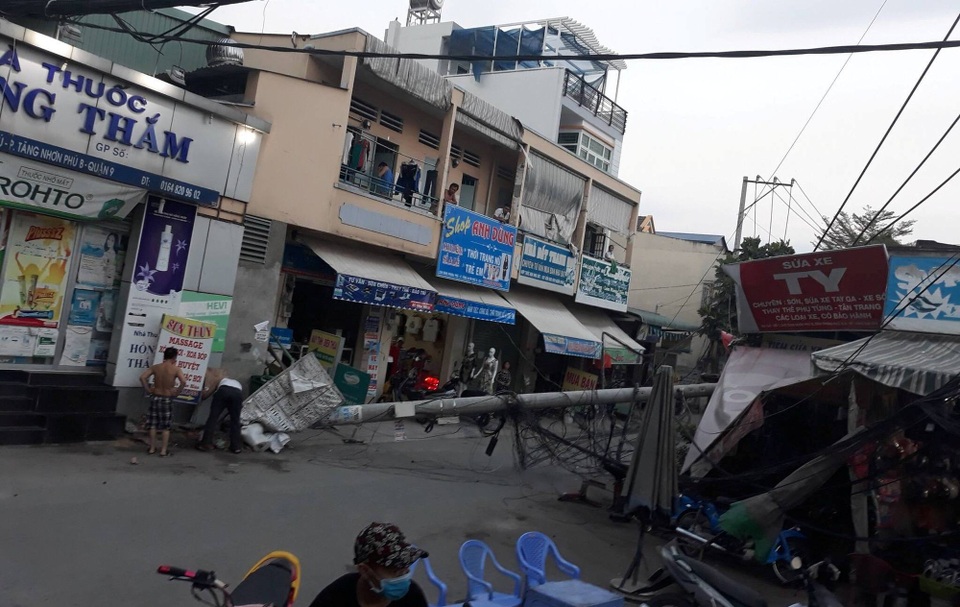 Cột điện đổ vô cớ được người dân tự đầu tư - 1
Dù tại khu vực khi đó không có giông gió nhưng trụ điện trung thế trên địa bàn phường Tăng Nhơn Phú B, quận 9 vẫn bị gãy đổ khiến người dân một phen hoảng hốt.