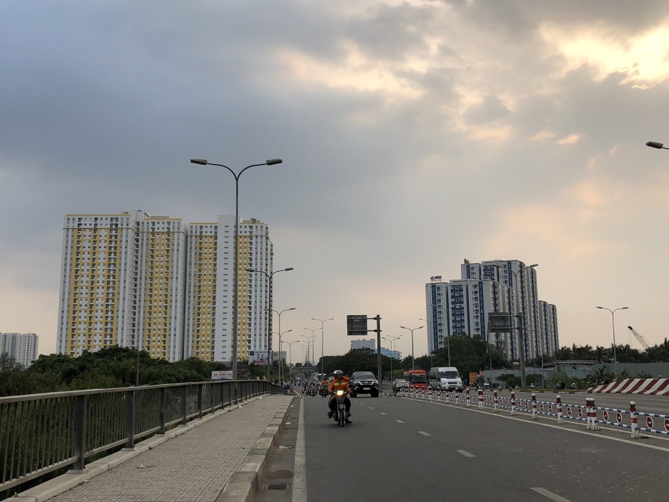 Điểm danh 8 chung cư ở Sài Gòn “đánh cược” mạng sống người dân - 2 Chung cư City Gate Towers (phải) và chung cư Carina Plaza (trái)