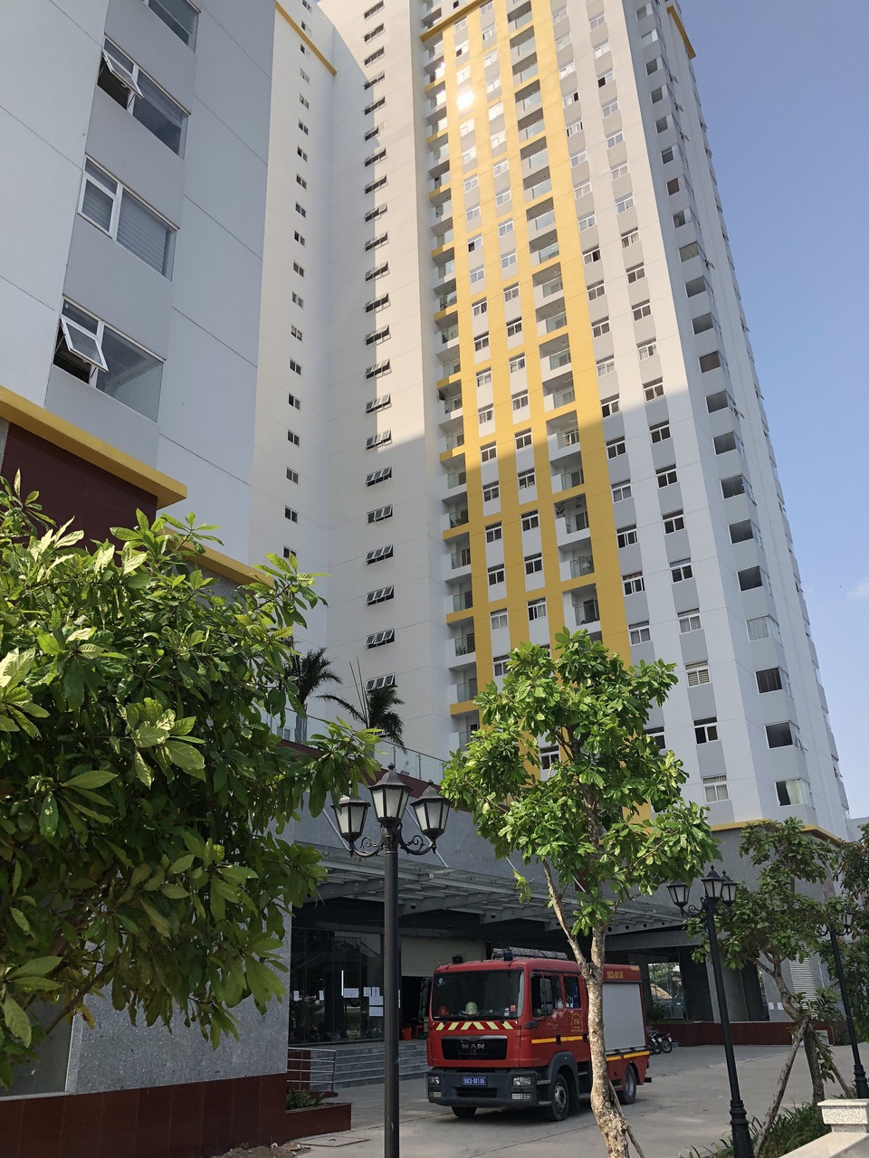 Điểm danh 8 chung cư ở Sài Gòn “đánh cược” mạng sống người dân - 3 Để đề phòng sự cố cháy nổ, Phòng cảnh sát PCCC quận 8 đã bố trí 1 xe chữa cháy thường trực ở đây