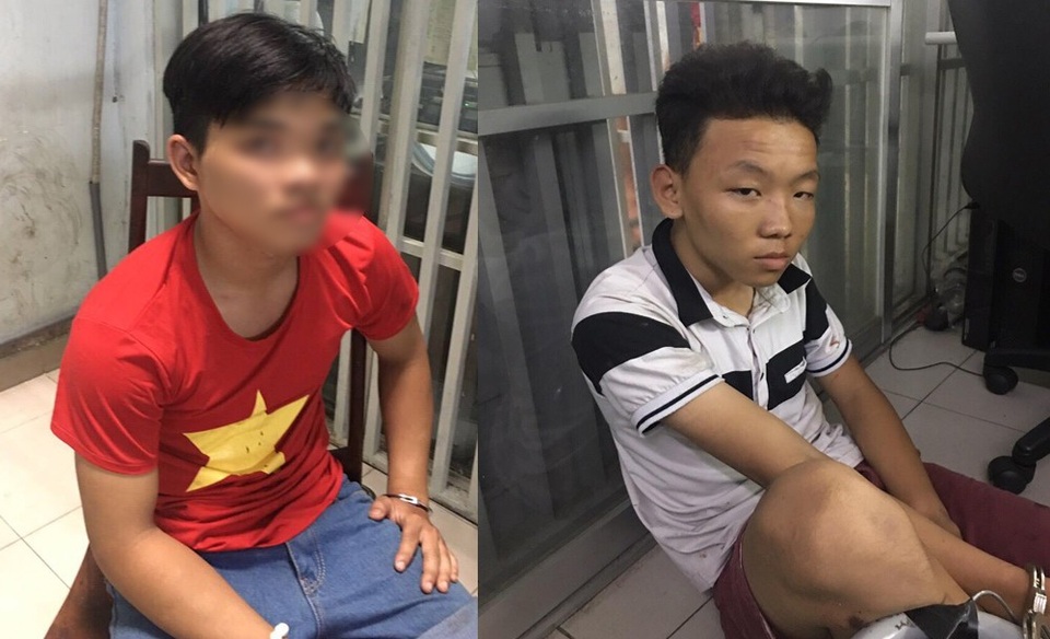 2 đối tượng tại cơ quan công an (Tín che mặt)