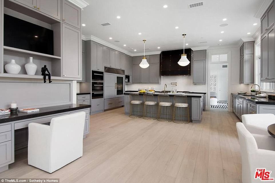 Ben Affleck chi gần 20 triệu USD mua nhà sang - 1
Ben Affleck mới chi gần 20 triệu USD mua nhà sang trọng tại Los Angeles, Mỹ