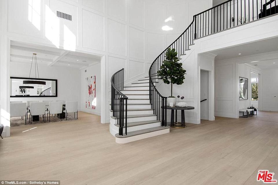 Ben Affleck chi gần 20 triệu USD mua nhà sang - 4
Vì thế việc mua một dinh thự giá gần 20 triệu USD với anh không quá khó khăn