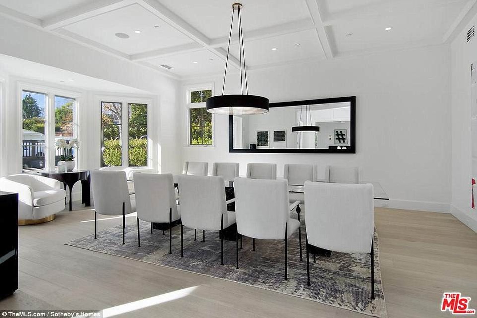 Ben Affleck chi gần 20 triệu USD mua nhà sang - 7
Tuy nhiên anh vẫn giữ quan hệ thân thiết với vợ cũ