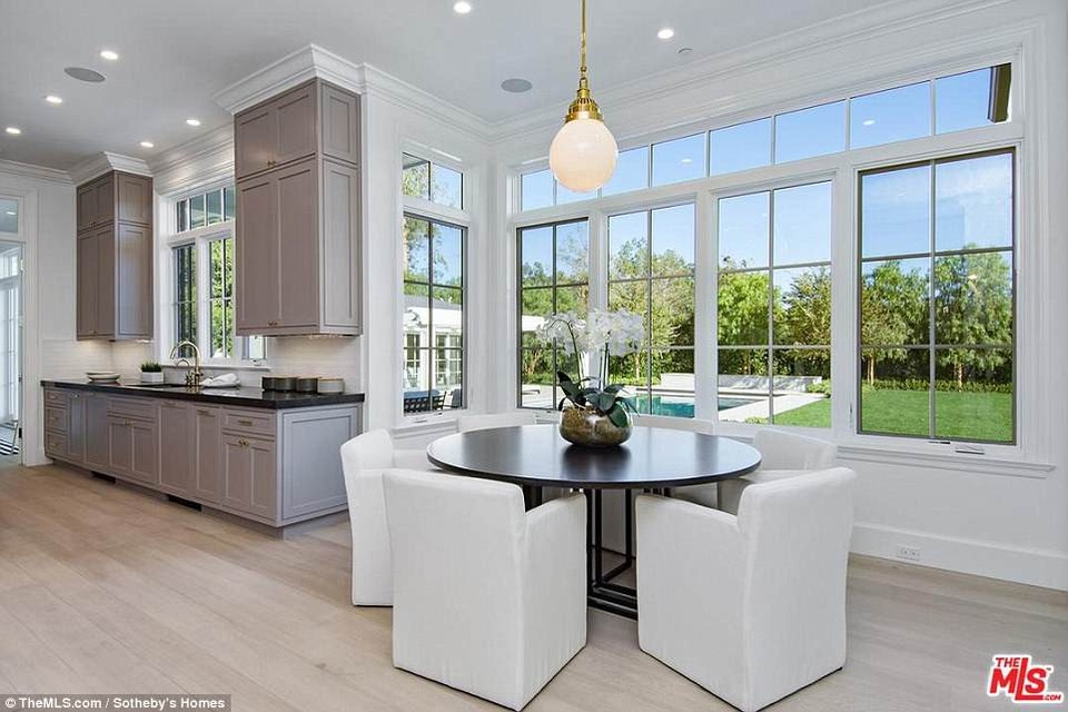 Ben Affleck chi gần 20 triệu USD mua nhà sang - 8
Ngôi nhà mới của Ben có 7 phòng ngủ và 9 phòng tắm