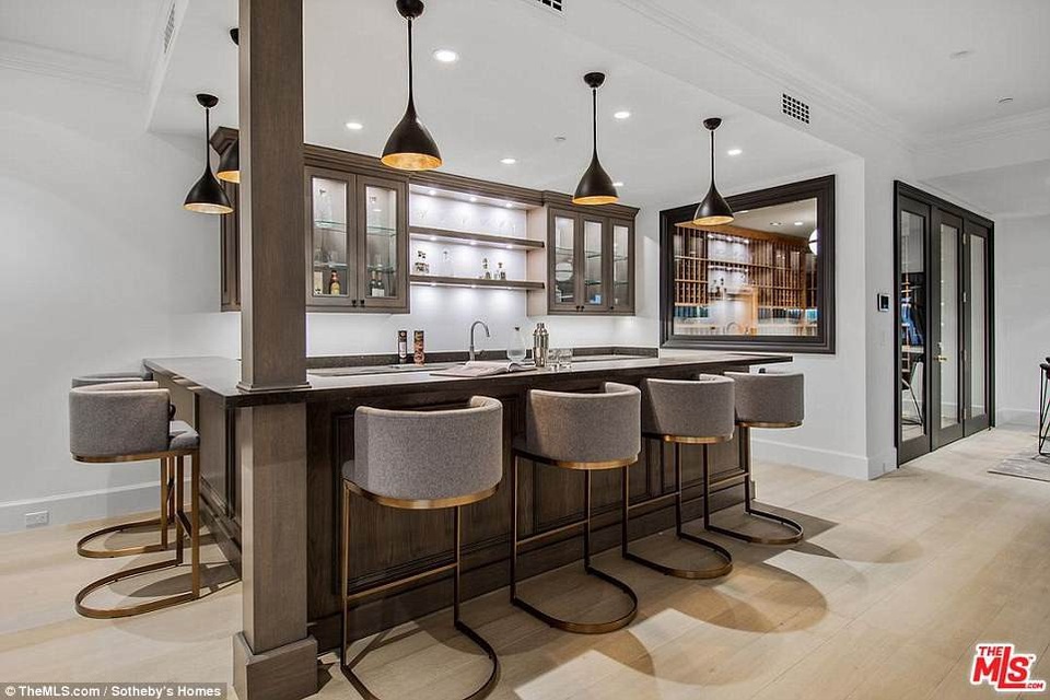 Ben Affleck chi gần 20 triệu USD mua nhà sang - 9
Ngoài ra còn có phòng chiếu phim, bể bơi, spa...