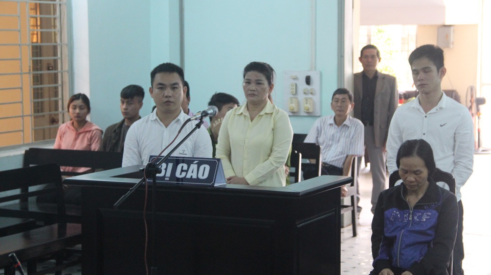 Đường dây mại dâm chào hàng trên mạng lãnh án - 1 Các bị cáo tại phiên tòa