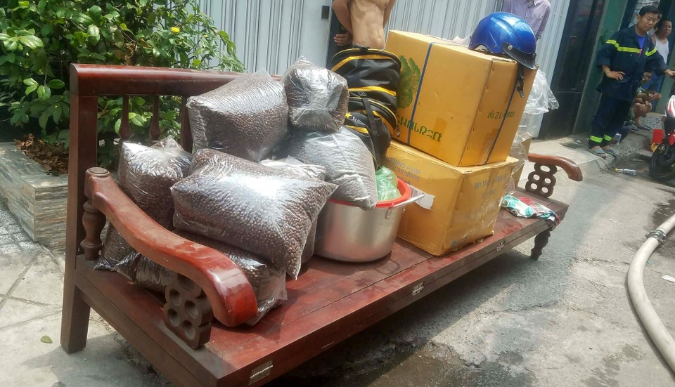 Giải cứu cụ ông mắc kẹt trong căn nhà cháy - 2 Nhiều vật dụng trong nhà được di chuyển ra ngoài tránh bị cháy