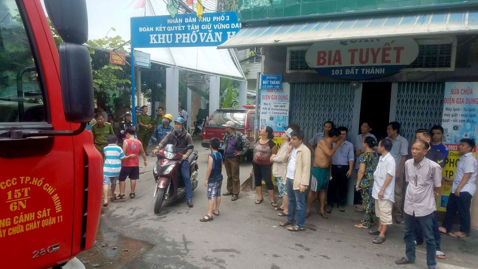 Giải cứu cụ ông mắc kẹt trong căn nhà cháy - 3
Vụ cháy khiến cả khu phố hoảng loạn.