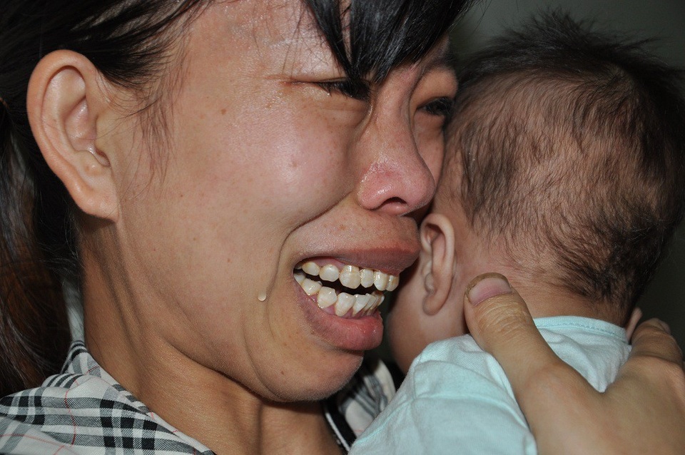Mẹ khóc nghẹn ôm con 7 tháng tuổi bị tim và dị tật môi - 4 Nhớ lại những lần đi viện nhưng không có nổi lấy 1 đồng, chị Thủy nghẹn ngào.