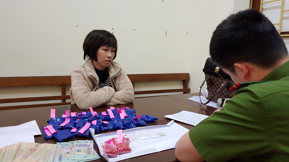 Vận chuyển gần 8000 viên ma túy khi đang được hoãn thi hành án - 1 Đối tượng Kiều Thị Tuyết và tang vật tại cơ quan công an