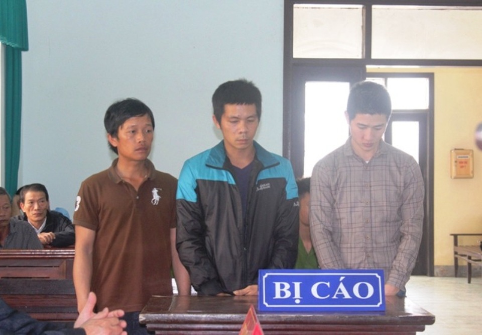 Nhóm côn đồ hành hung bác sĩ tại bệnh viện lãnh án - 1 Các bị cáo cúi đầu trước vành móng ngựa