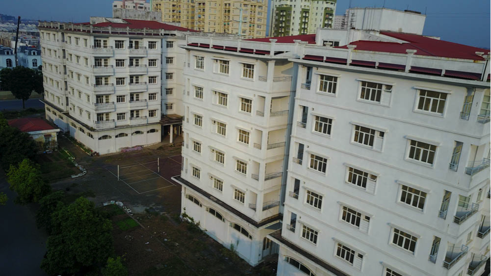 Những khu nhà tái định cư trên đất vàng Hà Nội bị bỏ không - 9
Gần đây, chủ đầu tư của khu đô thị này khiến dư luận sửng sốt khi đề nghị thành phố cho phá bỏ 3 tòa nhà để xây nhà ở thương mại.