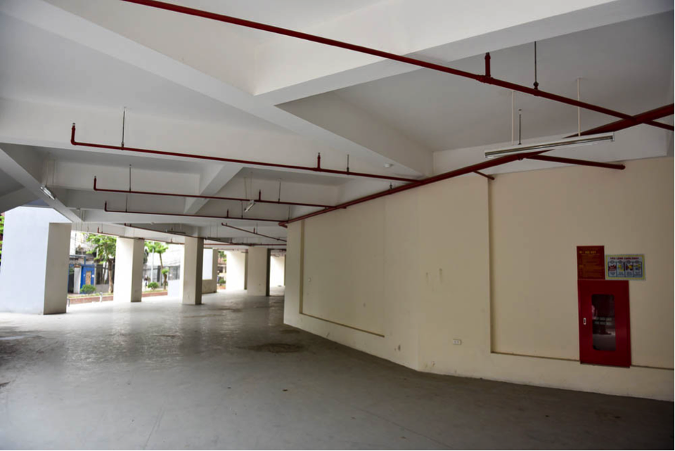 Những khu nhà tái định cư trên đất vàng Hà Nội bị bỏ không - 4
Mỗi năm Hà Nội đầu tư khoảng 2.000 tỷ đồng để xây dựng nhà tái định cư nhưng hiện tại, toàn thành phố còn khoảng hơn 1.000 căn hộ tái định cư đã xây xong không có người đến ở. Nguyên nhân được cho là các nhà tái định cư chưa đủ đáp ứng nhu cầu thực tế sử dụng của người dân, không phù hợp về thiết kế, hạ tầng, chất lượng xây dựng.