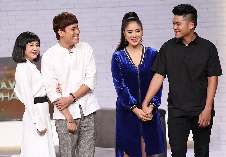 Hari Won lần đầu tiết lộ lý do Trấn Thành cầu hôn và bí quyết giữ chồng - 2 Trong tuần này, cặp đôi đầu tiên đến với chương trình là 2 cặp đôi mà tuổi vợ chồng chênh lệch khá lớn. Cát Phương hơn Kiều Minh Tuấn 18 tuổi, Lê Phương hơn Trung Kiên 7 tuổi. Cả hai cặp đôi đã mang đến cho khán giả thấy được niềm hạnh phúc và sự xúc động khi vượt qua được sự trở ngại về tuổi tác và gắn bó, yêu thương nhau và thật sự mang lại cho nhau hạnh phúc.