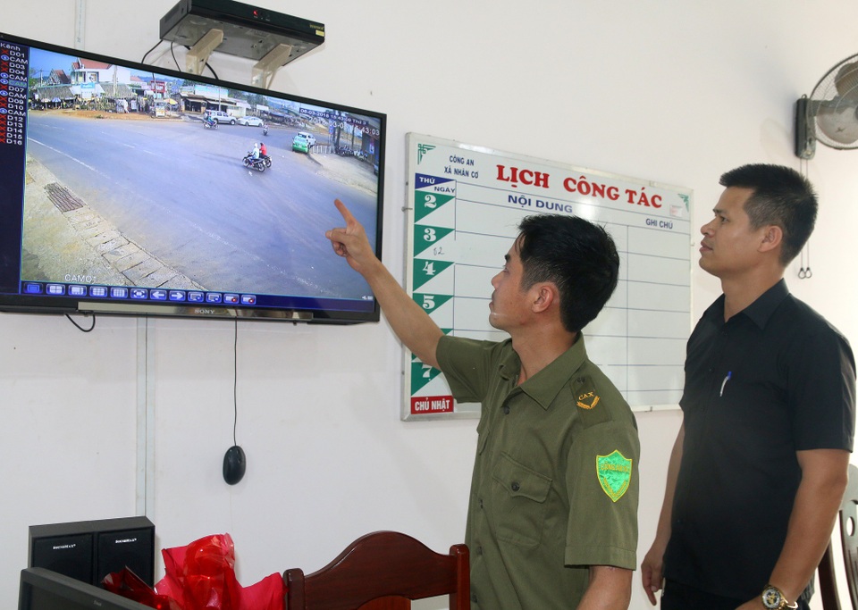 Nhận tiền chạy án, trưởng công an xã bị bắt khẩn cấp - 1 Ông Trần Xuân Trưởng ( người mặc áo đen)
