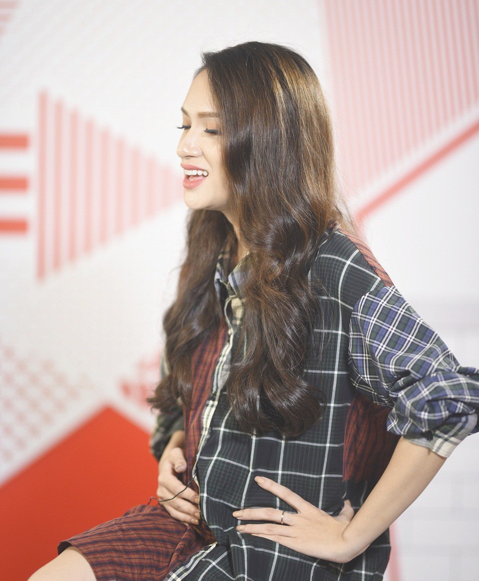 Bên cạnh những tình huống dở khóc dở cười, câu chuyện đặc biệt của Hương Giang cũng hứa hẹn mang đến cho khán giả truyền hình cái nhìn chân thực về khao khát cháy bỏng là “có con”.