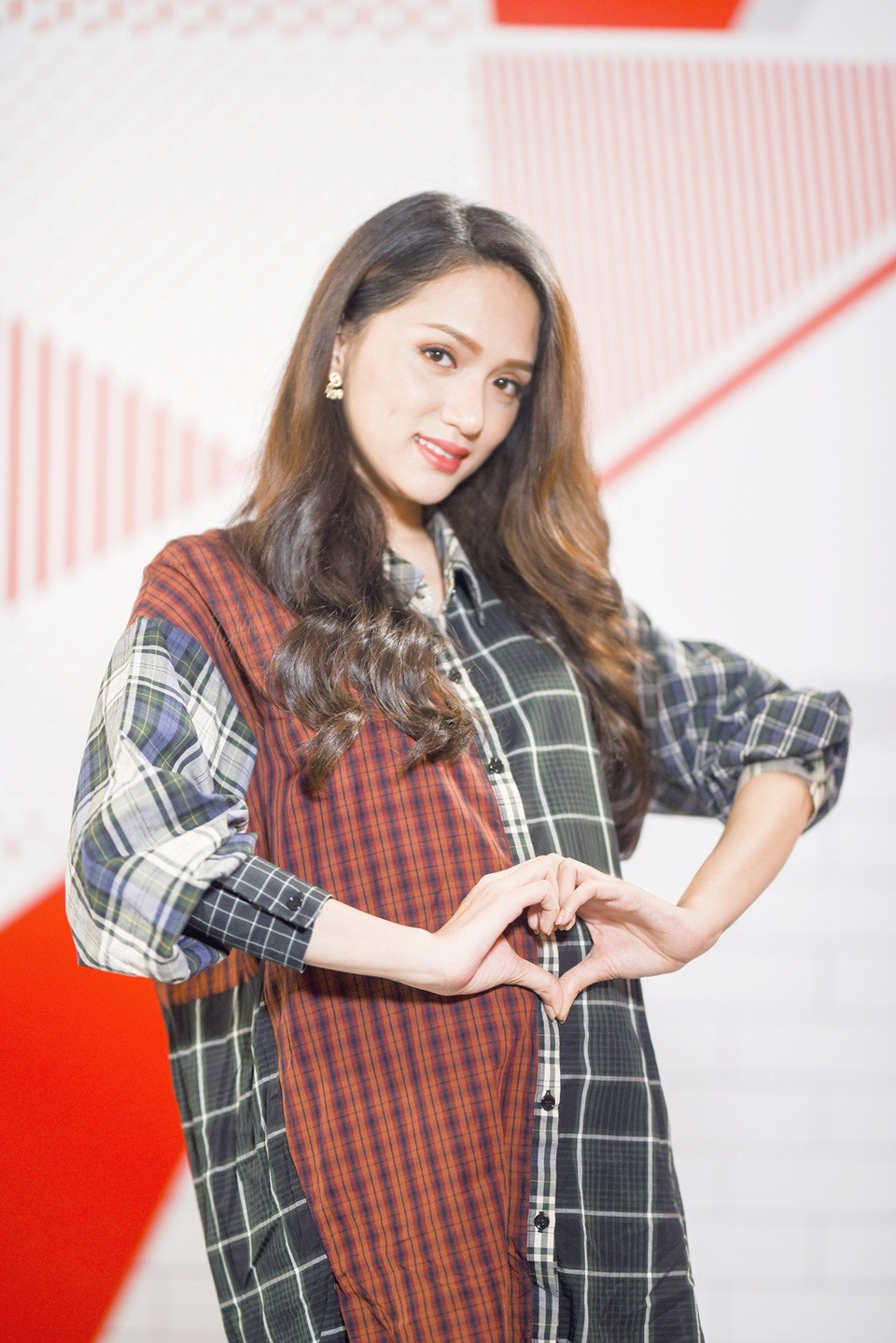 Hoa hậu chuyển giới Hương Giang sẽ được trải nghiệm cảm giác mang bầu - 1