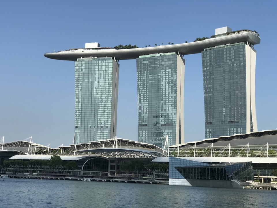 Khách du lịch "ồ ạt" tới Singapore - 1