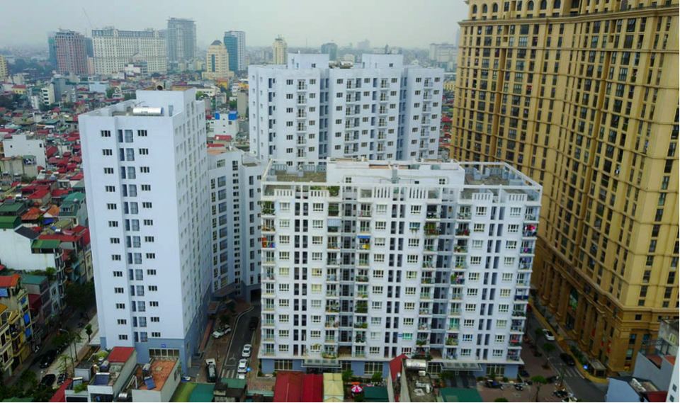 Những khu nhà tái định cư trên đất vàng Hà Nội bị bỏ không - 3
Khu tái định cư ở Hoàng Cầu (quận Đống Đa) cũng có hoàn cảnh thê thảm tương tự. Dự án gồm 4 tòa nhà CT2A, CT2B, CT2C và CT3 nhưng đến nay chỉ có nhà CT3 là một số người dân đã về ở. Ba toà nhà còn lại đìu hiu, hoang vắng.