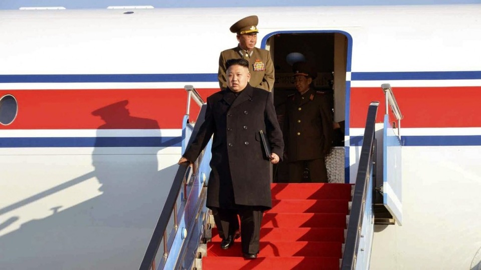 Ông Kim Jong-un có thể đi chuyên cơ đến thượng đỉnh Mỹ - Triều - 1 Ông Kim Jong-un xuống máy bay trong một chuyến thị sát trong nước. (Ảnh: EPA)