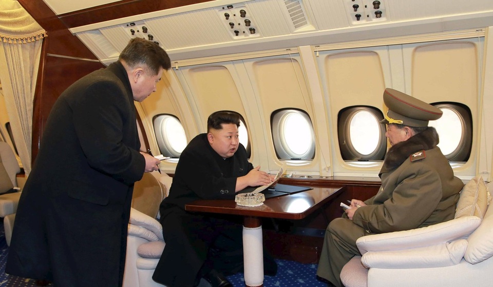 Ông Kim Jong-un có thể đi chuyên cơ đến thượng đỉnh Mỹ - Triều - 2
Ông Kim Jong-un trên máy bay được cho là chuyên cơ năm 2015. (Ảnh: Reuters)