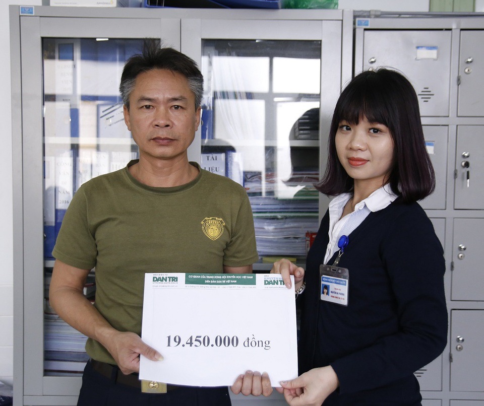 Anh Quê lần thứ 2 nhận món quà của bạn đọc báo điện tử Dân trí.