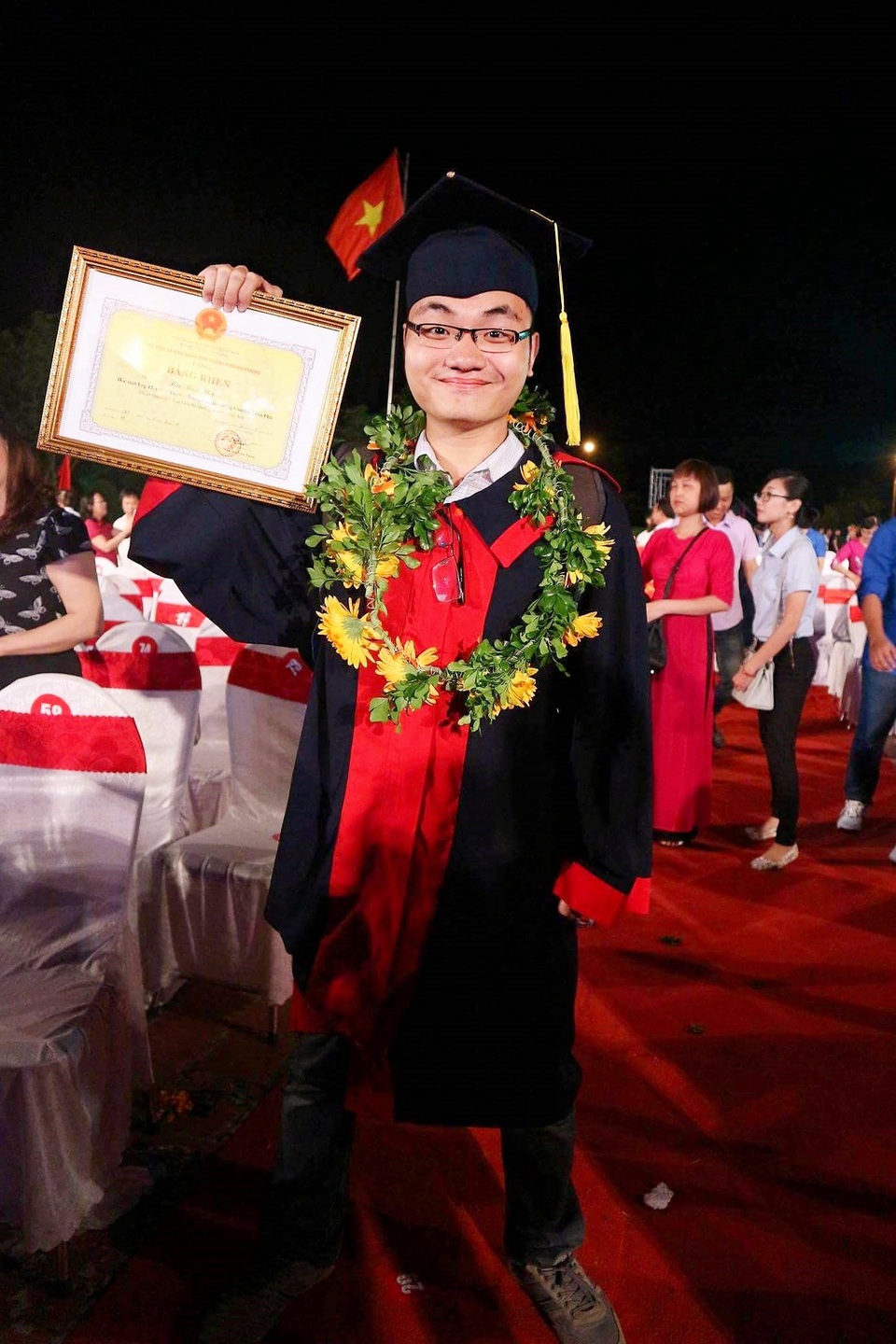"Vật báu" khó tin giúp nam sinh Hải Phòng giành 12 học bổng ĐH Mỹ - 4 Minh Thắng nhận bằng khen tại Lễ biểu dương Học sinh - Sinh viên xuất sắc của thành phố Hải Phòng năm 2017.
