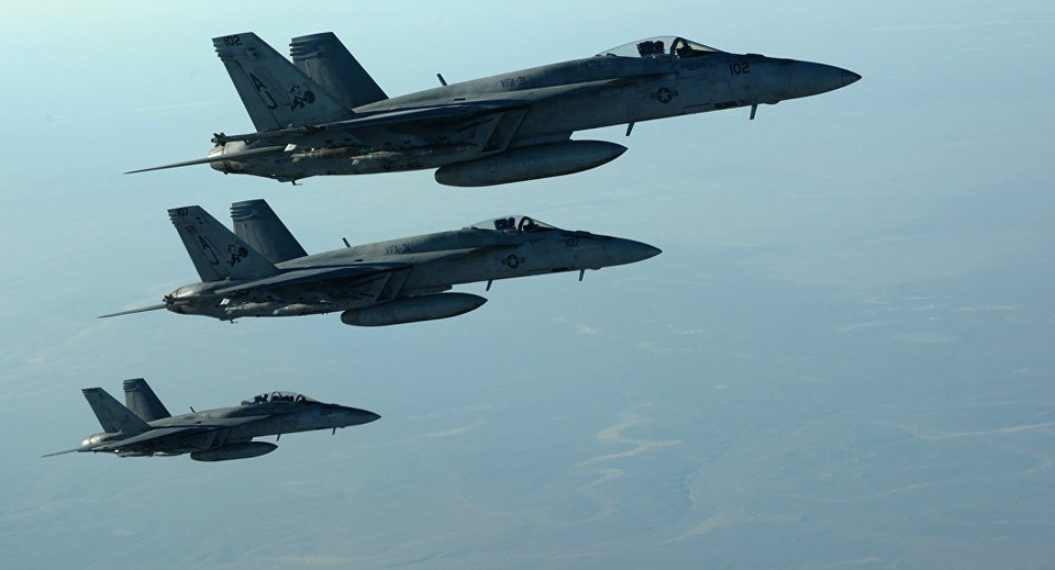 Cơ quan không lưu châu Âu cảnh báo khả năng NATO không kích Syria trong 72 giờ - 1 Các máy bay F-18E Super Hornet của Mỹ triển khai đội hình ở Iraq năm 2014 (Ảnh: AFP)