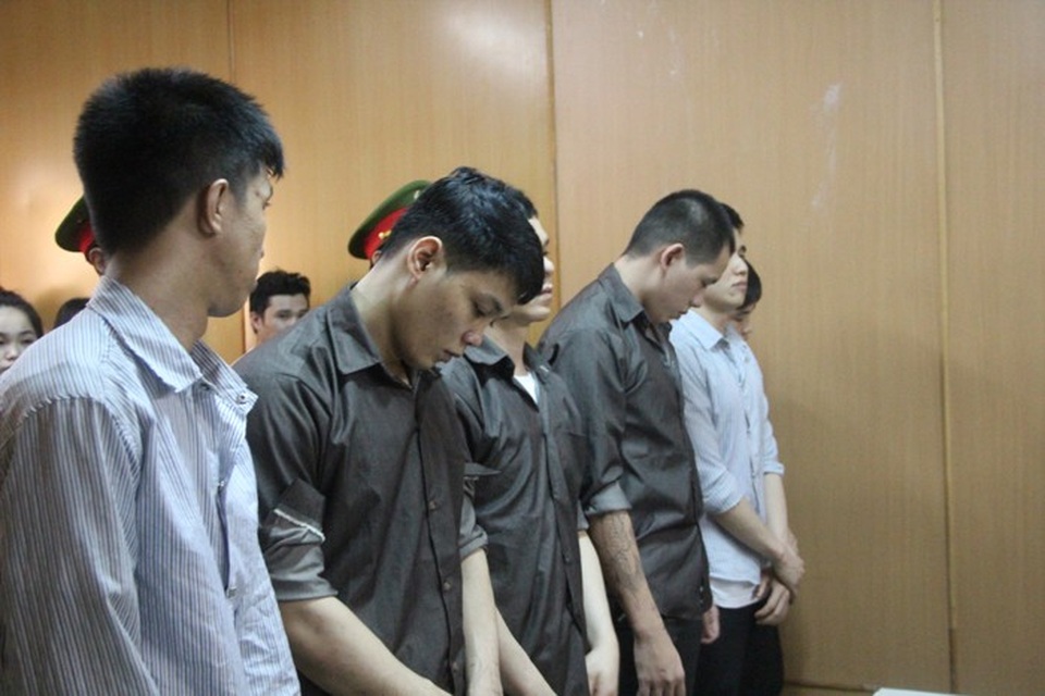 Bị tuyên tử hình, “tướng cướp” ngất xỉu tại tòa - 1
Các bị cáo nghe tòa tuyên án.
