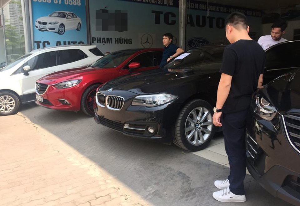 Ôm xe "lướt", ông chủ buôn ô tô cũ dính đòn đau - 2
Rất ít khách hỏi mua xe cũ do tâm lý chờ đợi xe nhập khẩu giá rẻ