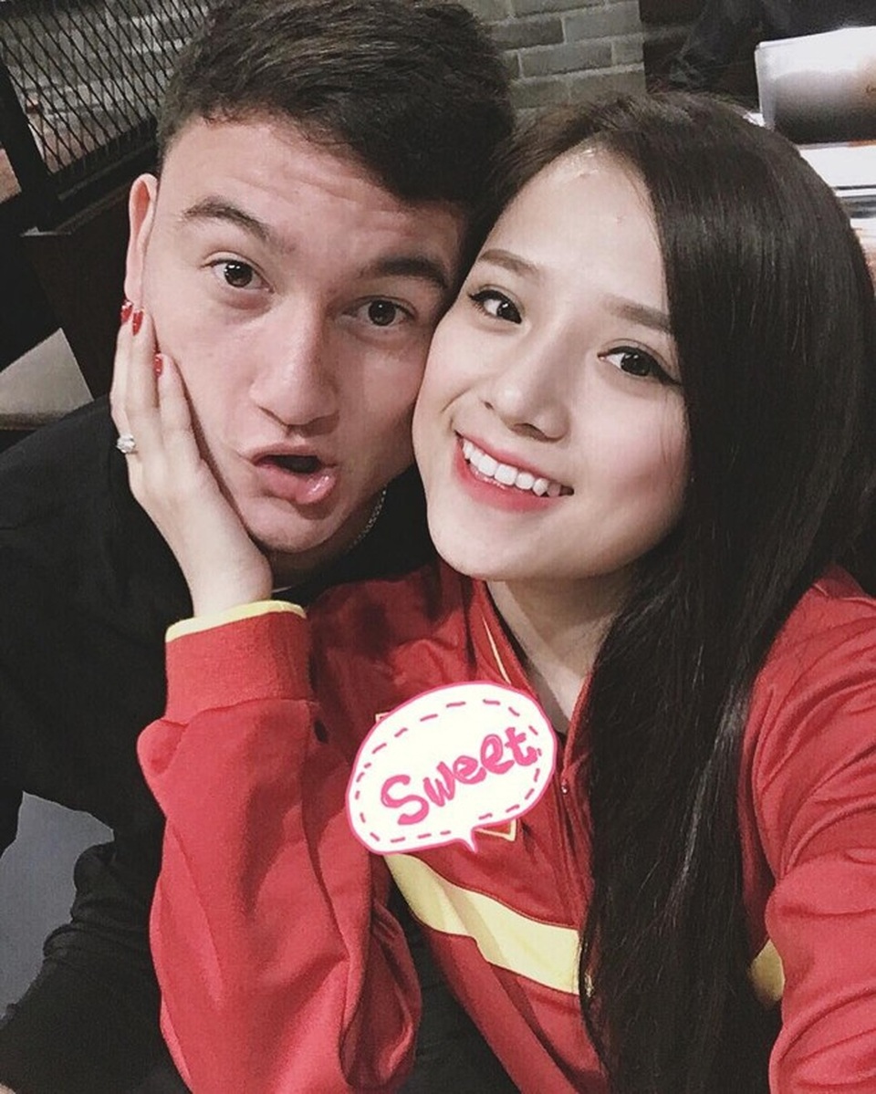 Hé lộ bạn gái siêu xinh của thủ môn Văn Lâm - 2
Khi công khai bạn gái trên Instagram, thủ thành 25 tuổi khiến hội fan girl tiếc nuối ngẩn ngơ.
