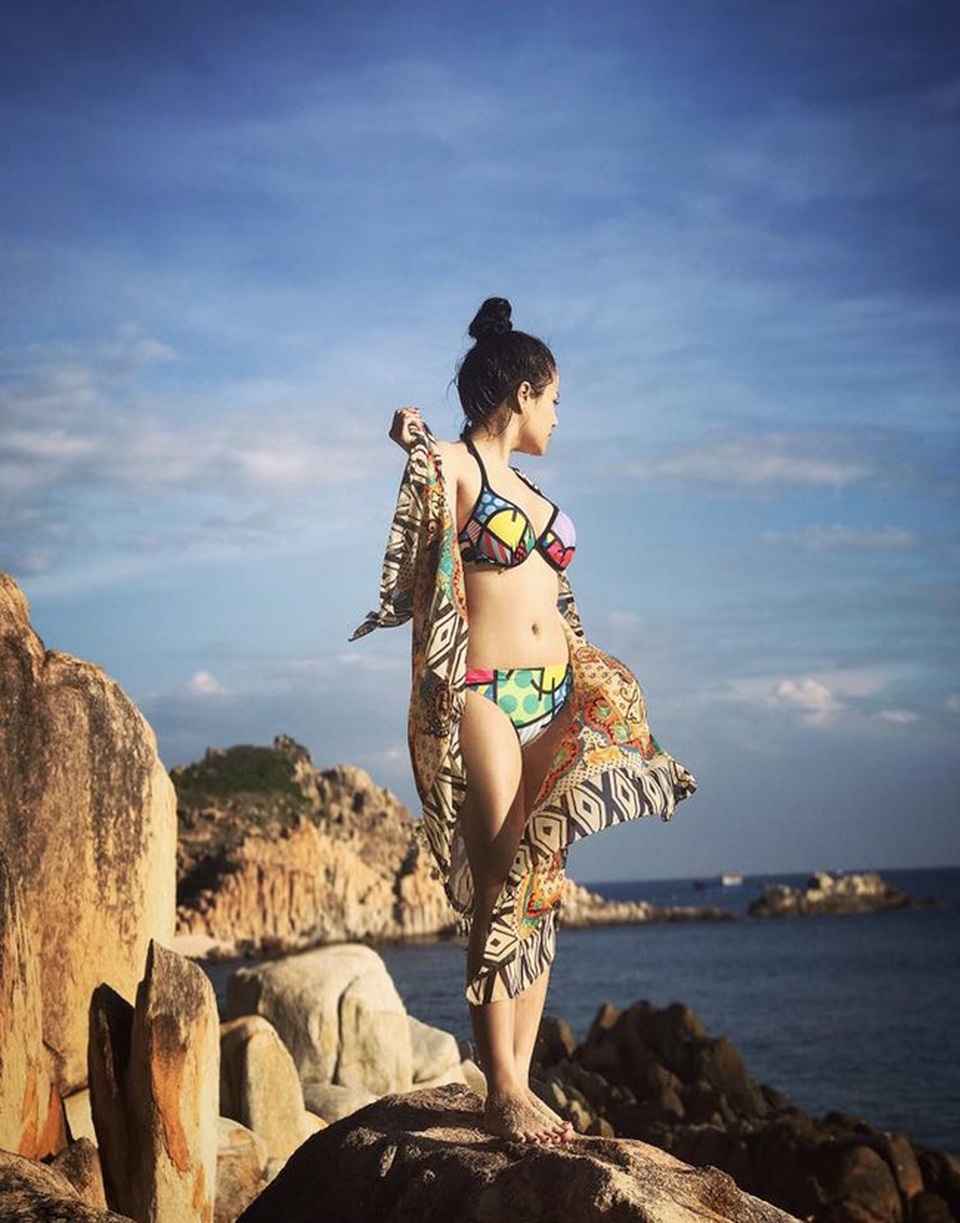 Hé lộ bạn gái siêu xinh của thủ môn Văn Lâm - 11
Không ngại khoe dáng chuẩn trong những bộ bikini màu sắc.