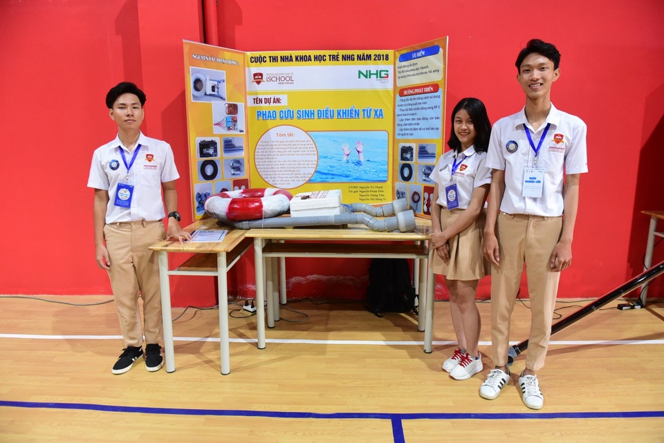 “Phao cứu sinh điều khiển từ xa”: Sớm nhìn đời bằng đôi mắt yêu thương - 2
Các em Tiến, Tâm, Vi bên mô hình dự án “Phao cứu sinh điều khiển từ xa”.