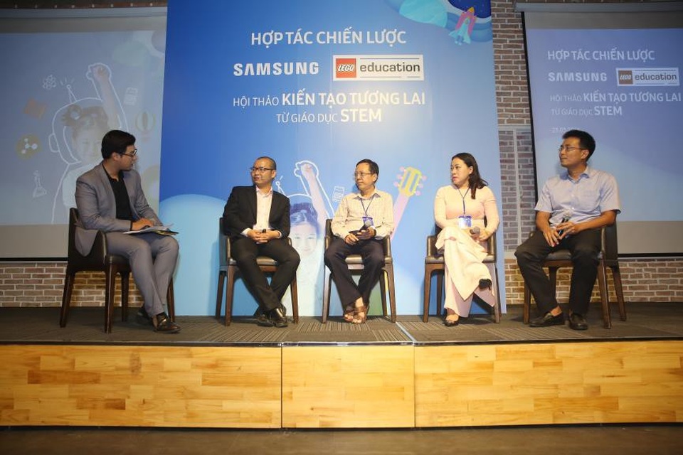 Buổi tọa đàm với sự tham gia của nhà hoạt động giáo dục Lê Đình Hiếu, thầy Phạm Ngọc Tiến (Đại diện Sở Giáo dục TP.HCM), cô Lâm Hồng Lãm Thúy (HT trường TH Nguyễn Bỉnh Khiêm), anh Trịnh Nhựt Đông (Đại diện PHHS) chia sẻ về sự cần thiết của giáo dục STEM, chuẩn bị cho thế hệ trẻ trong tương lai