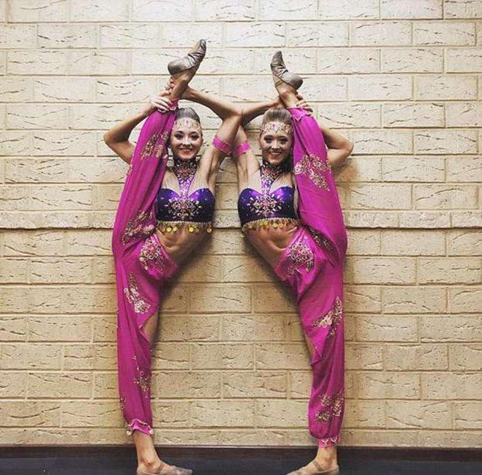 Cả hai đều vô cùng xinh đẹp và cực kỳ dẻo dai