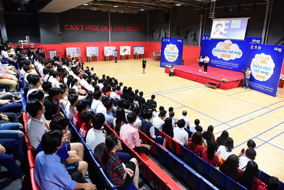 “Phao cứu sinh điều khiển từ xa”: Sớm nhìn đời bằng đôi mắt yêu thương - 3
Vòng chung kết “Nhà khoa học trẻ NHG 2018” thu hút sự quan tâm của đông đảo thầy cô, học sinh, thí sinh, quan khách và các cơ quan thông tấn, báo chí.